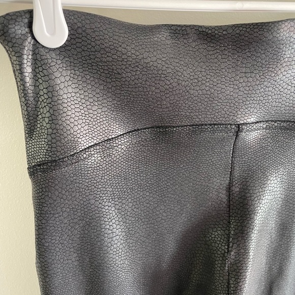 Spanx Faux Leather Black Snake Skin Leggings - Size Medium - Picture 9 of 16